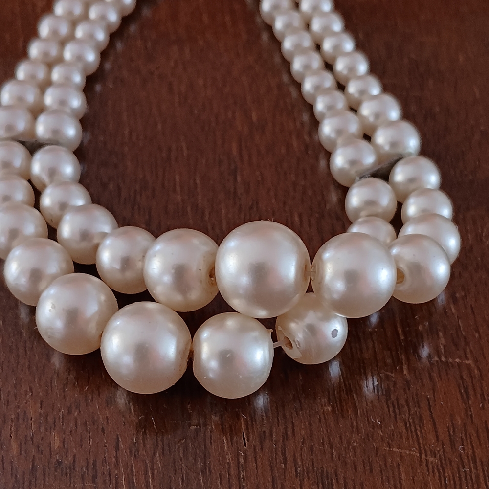 Elegant Pearl Bracelet with Silver Clasp - Picture 4 of 9